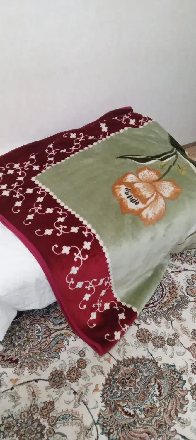 دوتا پتو  یکی گلبافت دونفره و یکی یکنفره معمولی|رختخواب، بالش، پتو|تهران, افسریه جنوبی|دیوار