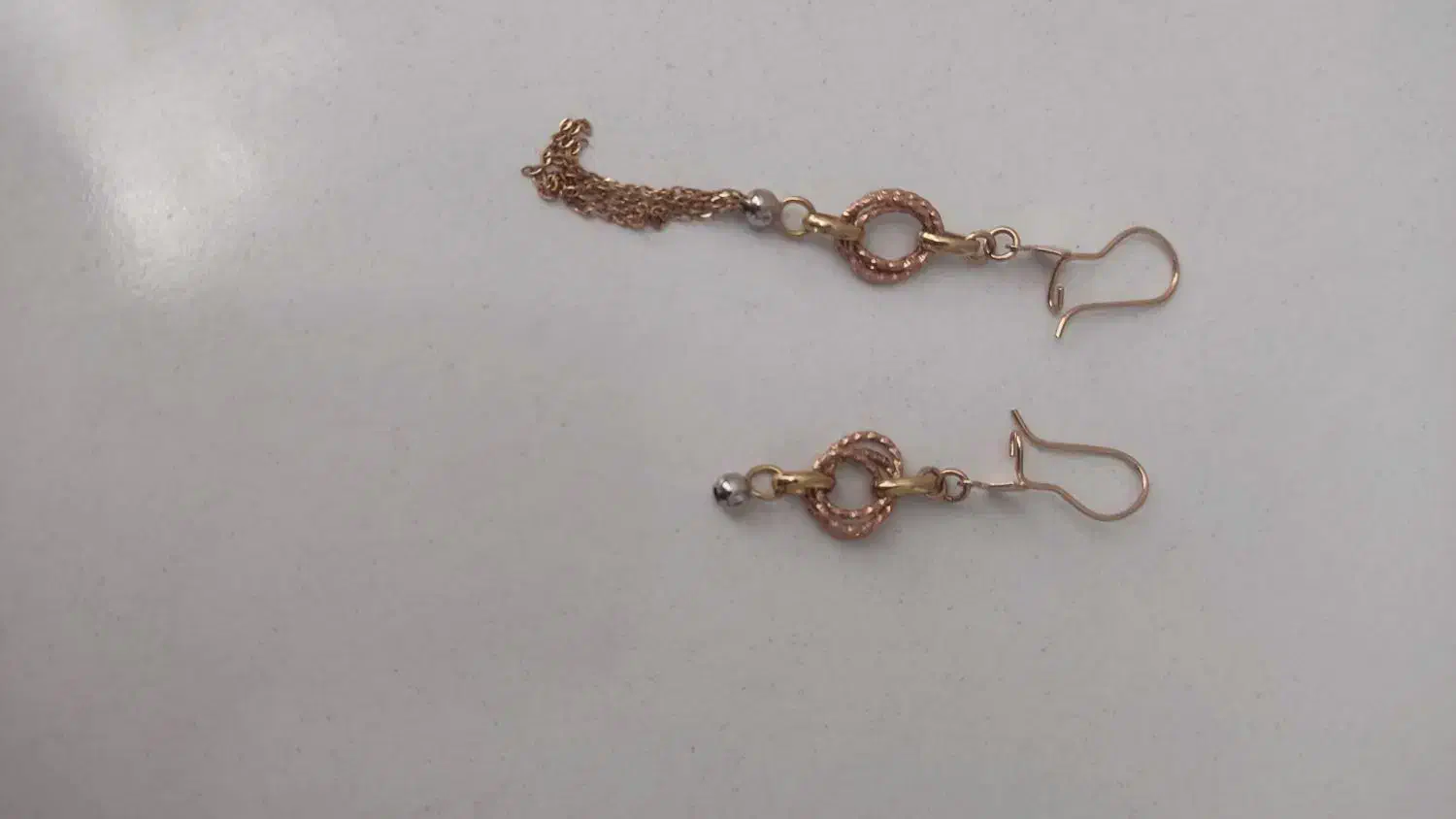 گمشدن پایین گوشواره|اشیا|میانه, |دیوار