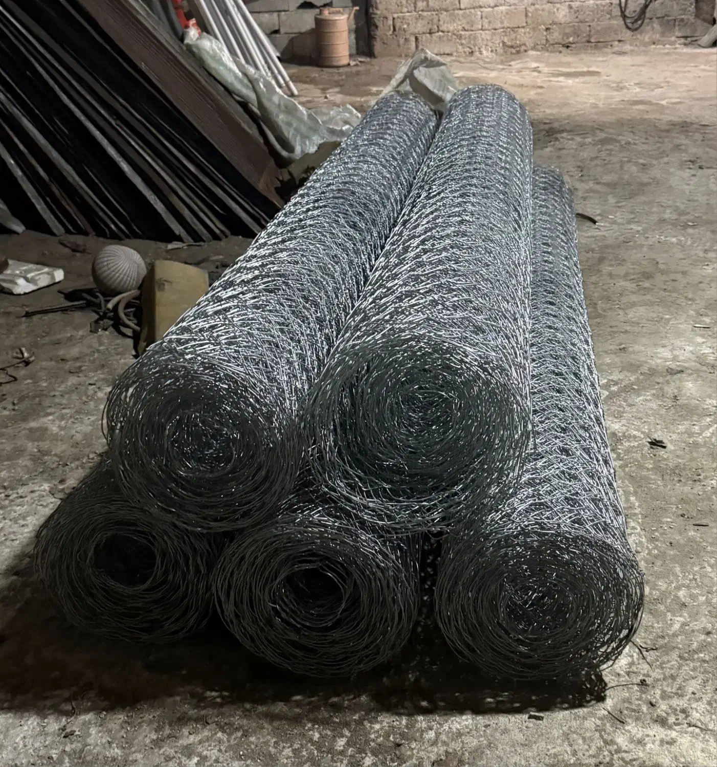 فنس گابیونی ضخیم  و لوله داربستی شاخه دار رنگ شده|مصالح و تجهیزات ساختمان|آستانه اشرفیه, |دیوار