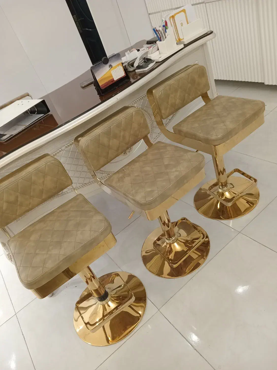میز مدیرت مال مزون تمیز با سه دونه صندلی طلای|فروشگاه و مغازه|کرج, استاندارد|دیوار