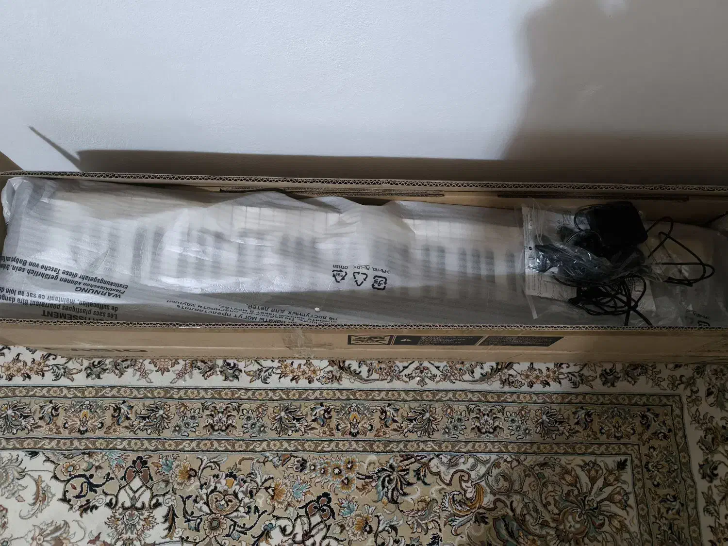 یه دقیقه بیا|پیانو، کیبورد، آکاردئون|نور, |دیوار