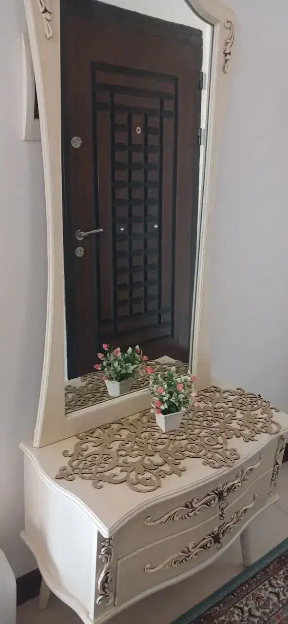 یک عدد آینه و میز کوچک/ سه عدد کشو|مبلمان خانگی و میز عسلی|قم, گلزار|دیوار