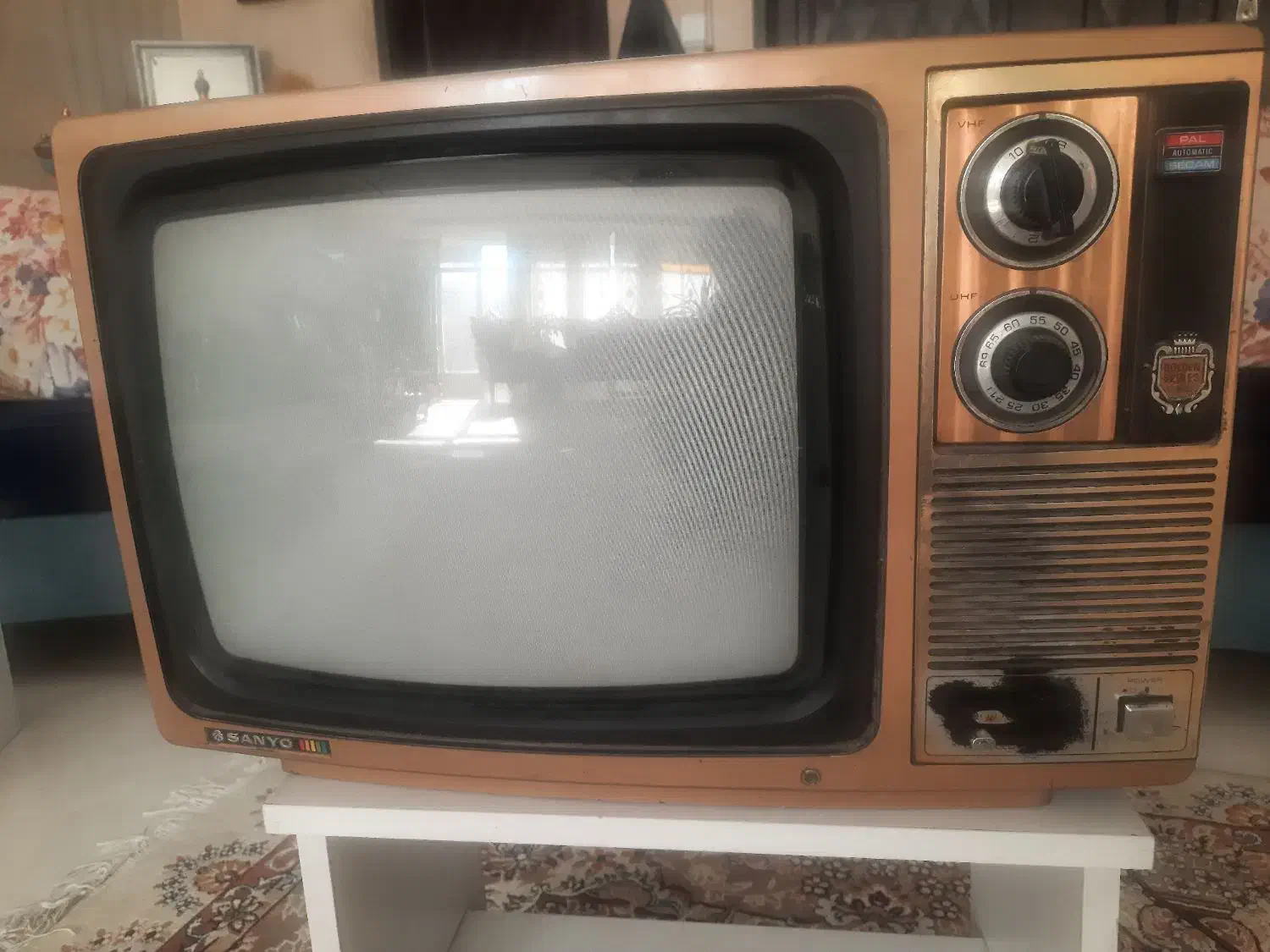 تلوزیون رنگی عتیقه ۱۴اینچ وصندوق چوبی عتیقه|تلویزیون و پروژکتور|اصفهان, خلیل آباد|دیوار