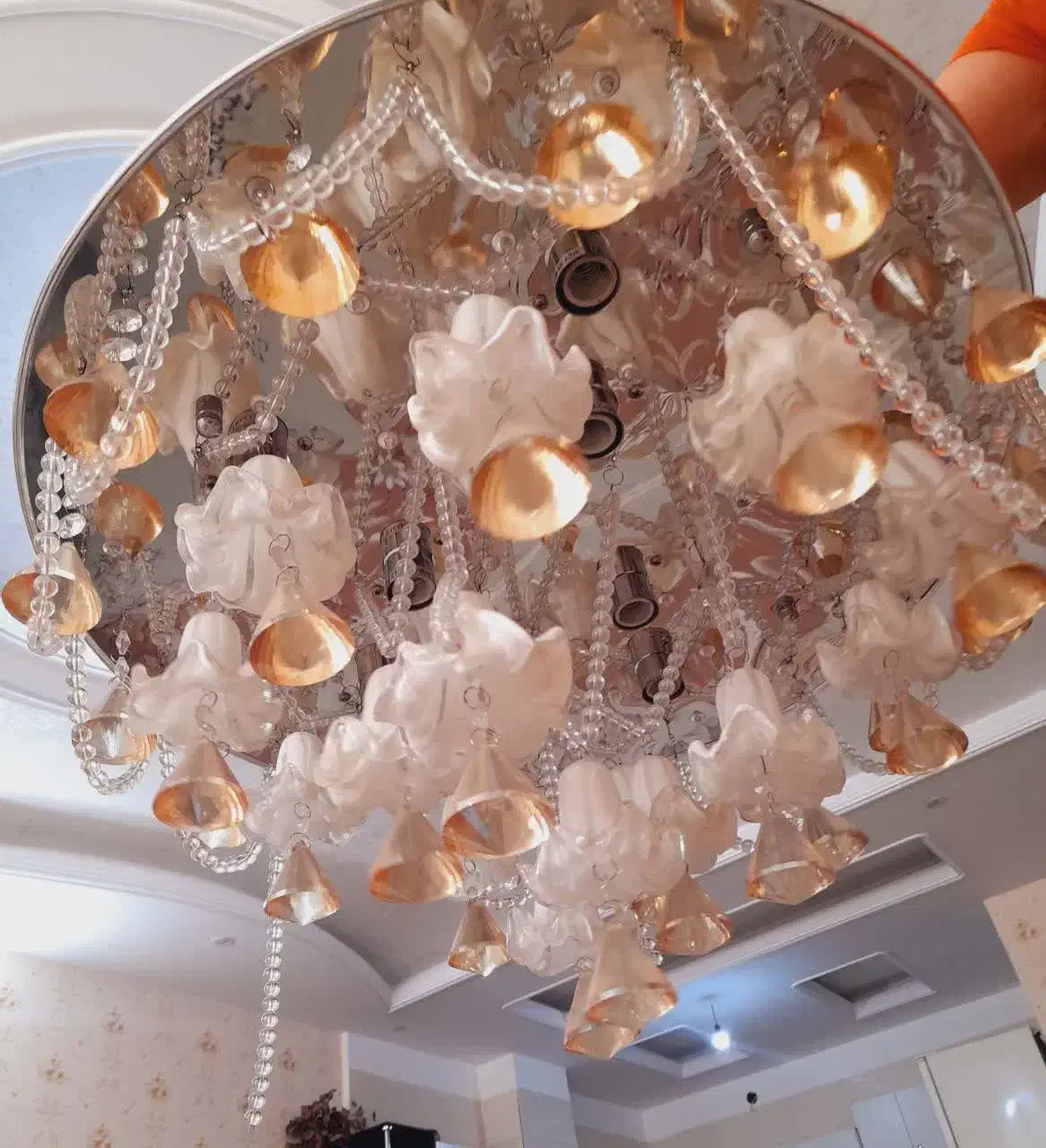 یک جفت لوستر|لوستر و چراغ آویز|گلستان (تهران), |دیوار