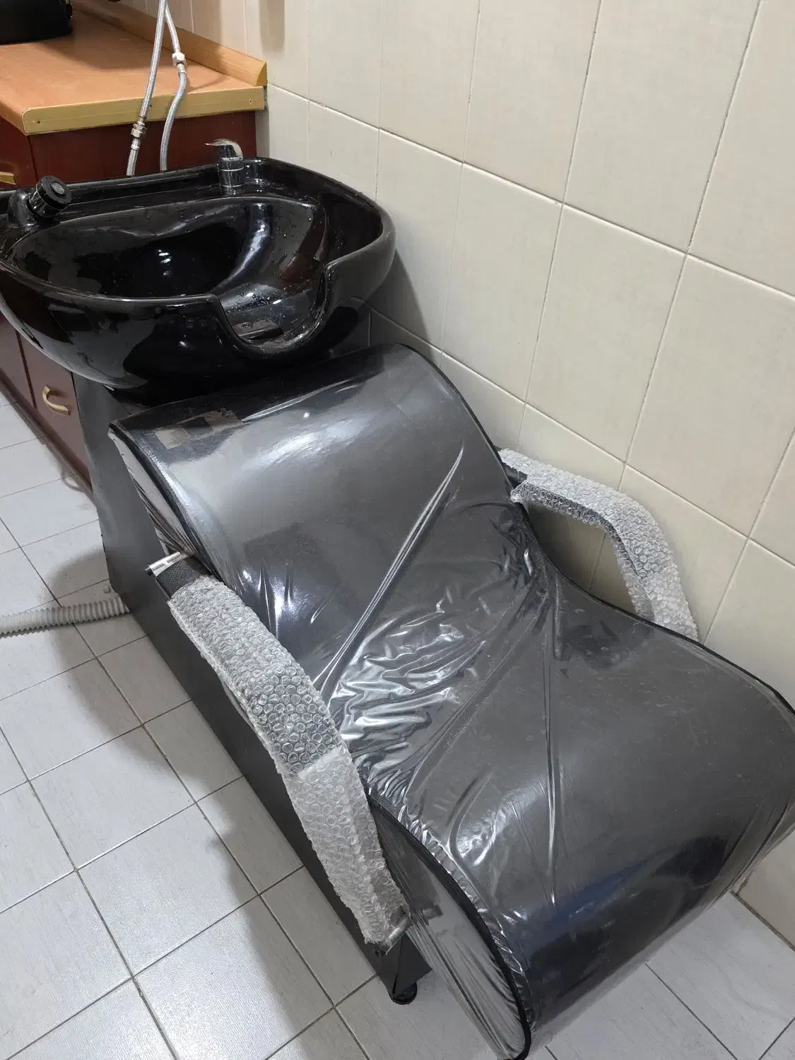 صندلی کوتاهی چستر و سرشور و اینه قدی دو طرفه فلزی|آرایشگاه و سالنهای زیبایی|اصفهان, شیخ اشراق|دیوار