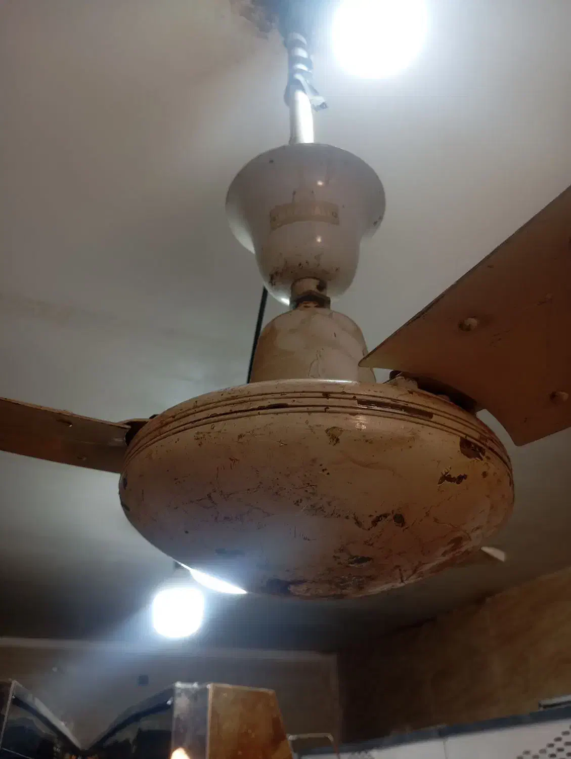 پنکه سقفی|پنکه و تصفیه‌کنندهٔ هوا|شیراز, دلجو|دیوار