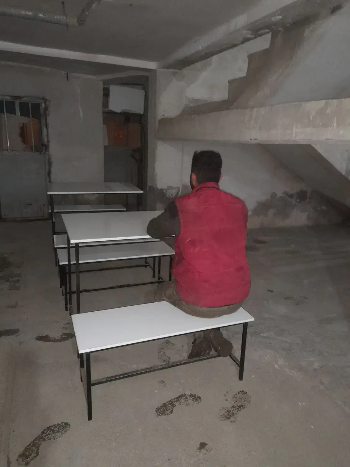 دوعدد میز و چهارتا نیمکت دو نفره و یک میز بزرگ نو|صندلی و نیمکت|تالش, هشتپر|دیوار