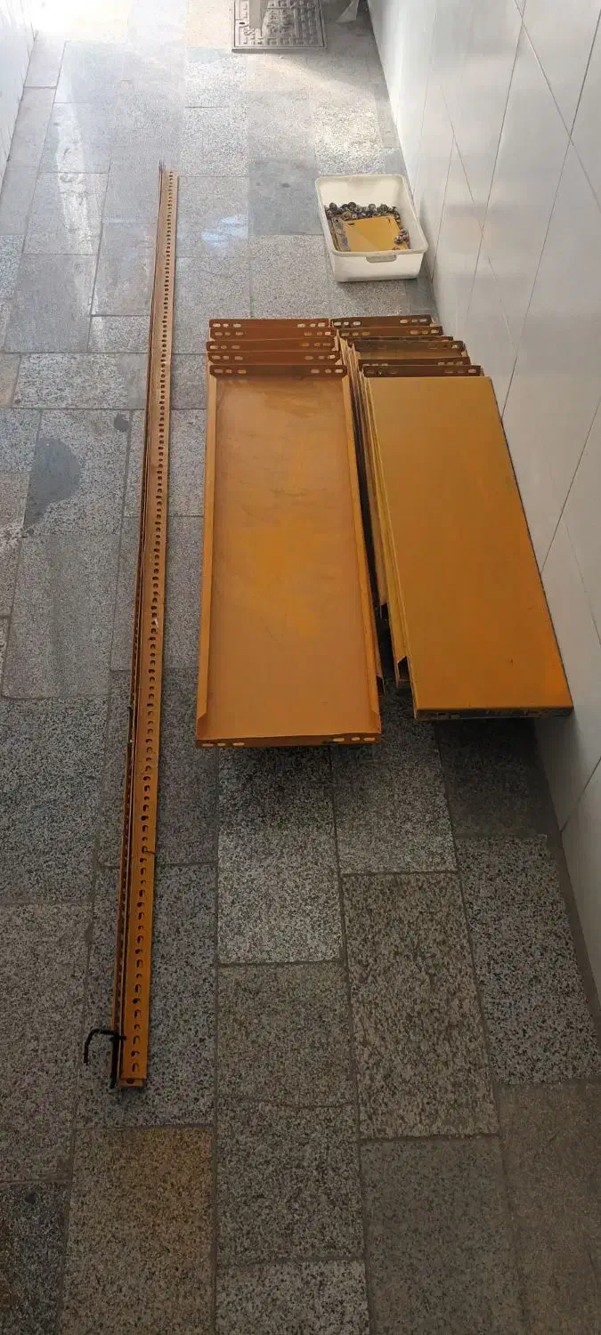 قفسه آهنی با ستون و لچه گیهاش|فروشگاه و مغازه|اصفهان, سودان|دیوار