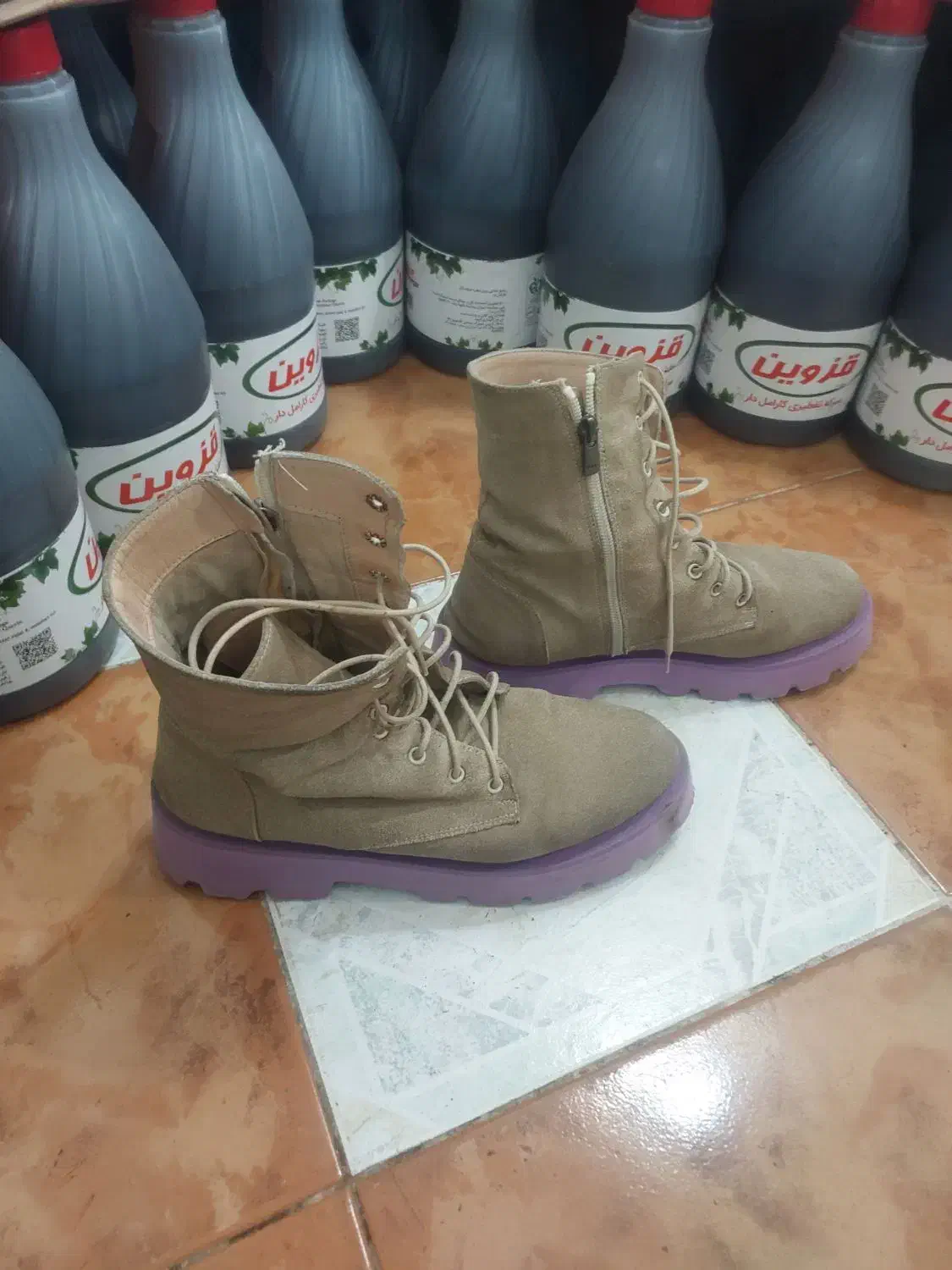 پوتین ترک|کیف، کفش، کمربند|سیاهکل, |دیوار