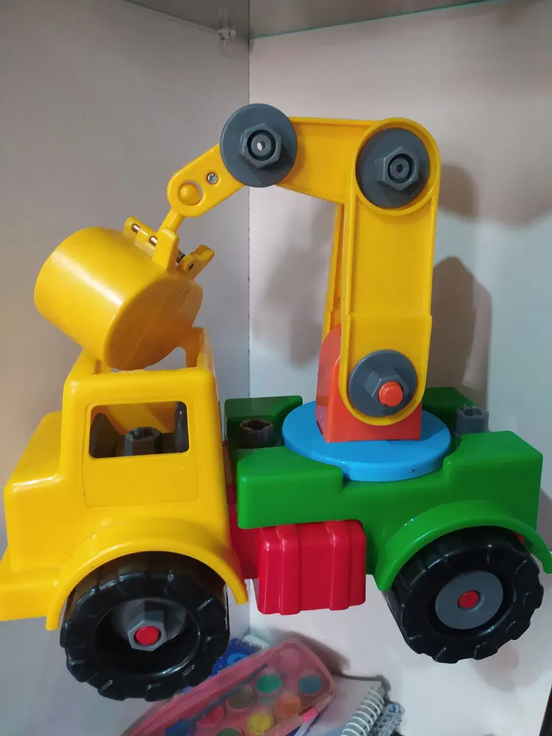 تعدادی اسباب بازی بچه به دلیل عدم استفاده|اسباب‌بازی بچه|میاندوآب, |دیوار