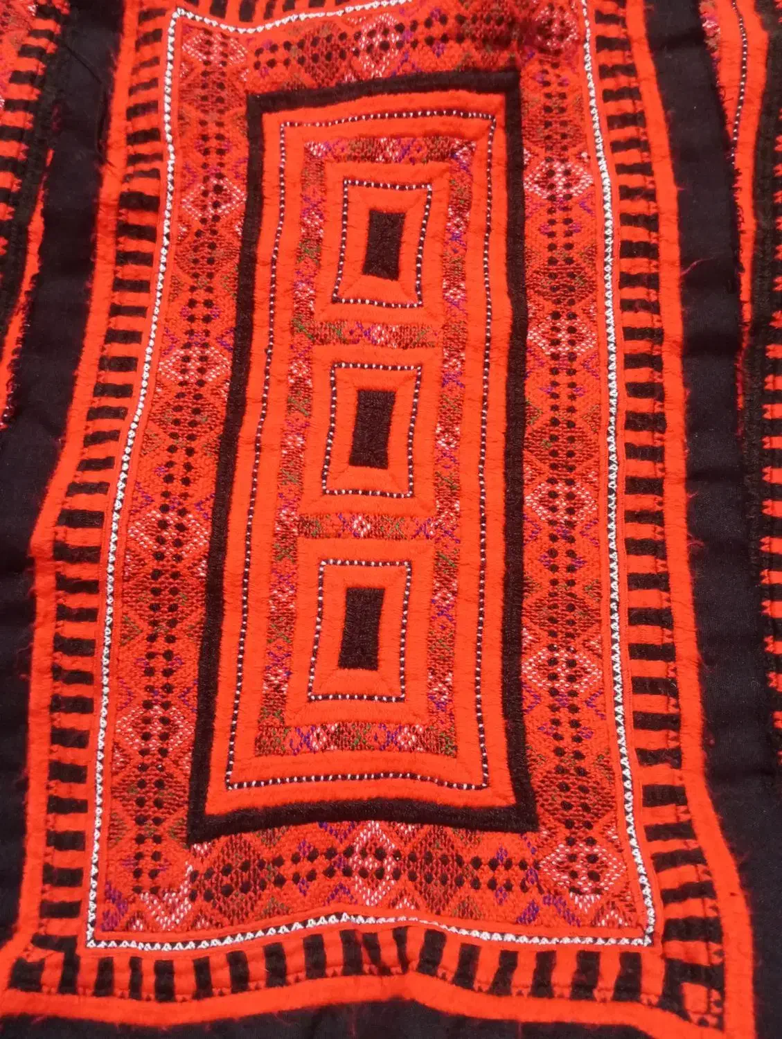 چوتل دورنگ|لباس|جالق, |دیوار