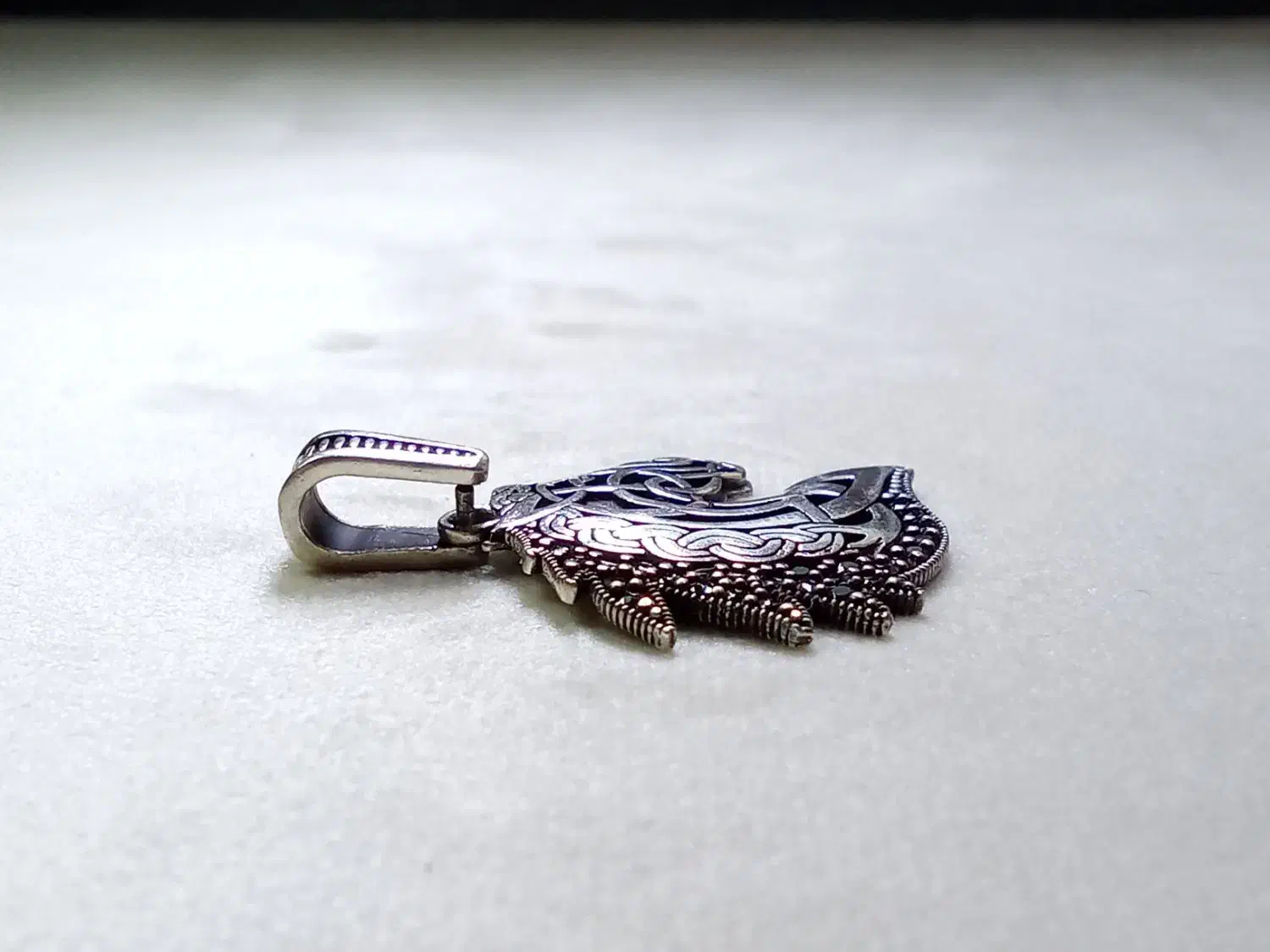 پلاک نقره شرکتی طرح اسب به همراه نگین کاری ریز|جواهرات|اندیشه, اندیشه فاز ۵|دیوار