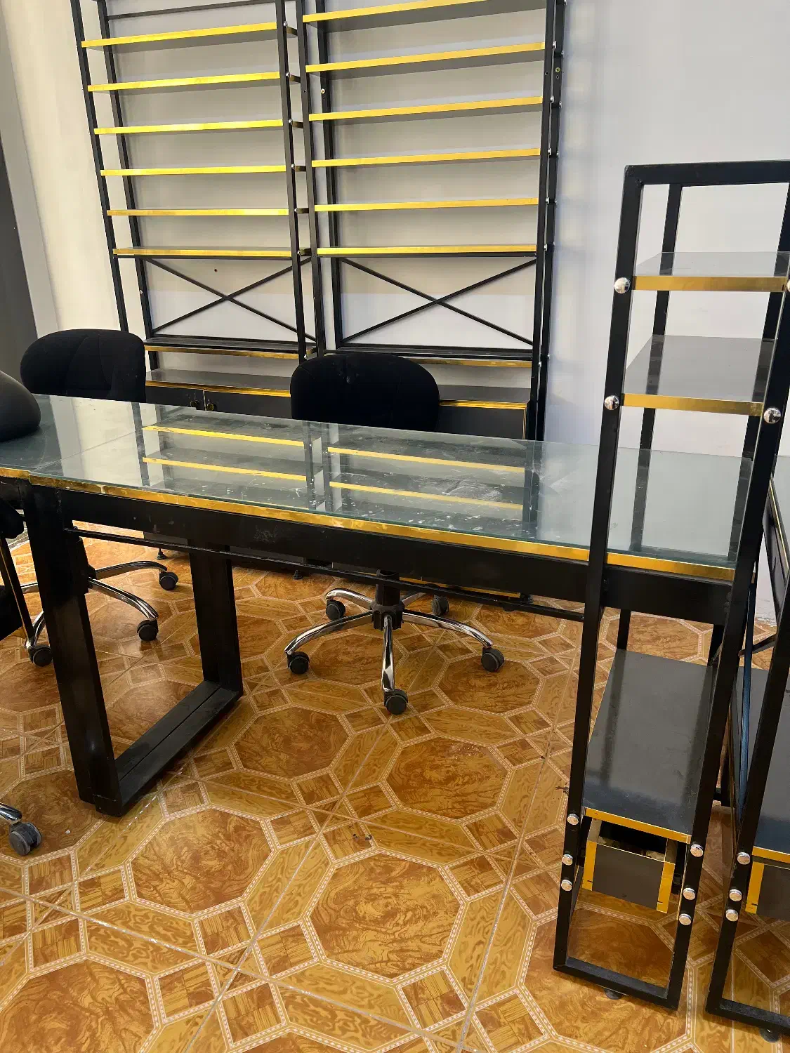 میز ناخن|آرایشگاه و سالن‌های زیبایی|اردبیل, |دیوار