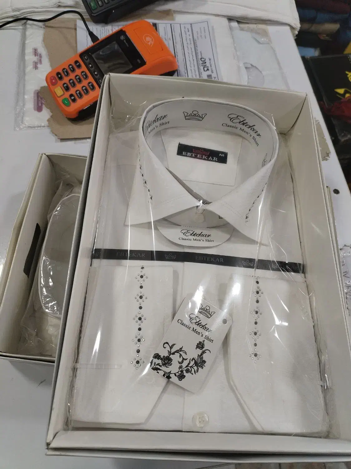 تعدادی پیرهن سفید|لباس|بندر ترکمن, |دیوار