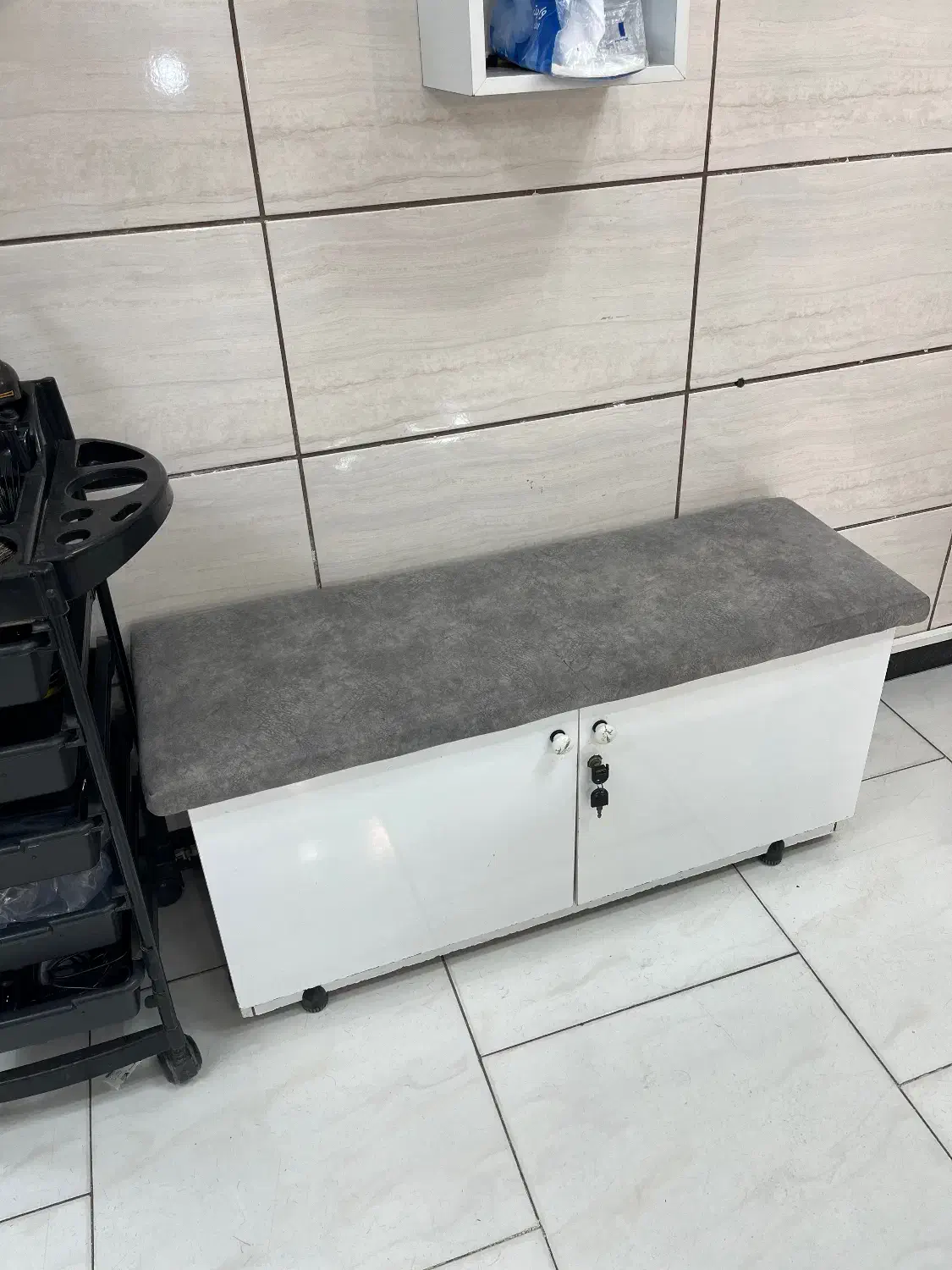 آینه ها ، نشیمن مشتری و قفسه فروشی|آرایشگاه و سالن‌های زیبایی|گنبد کاووس, |دیوار