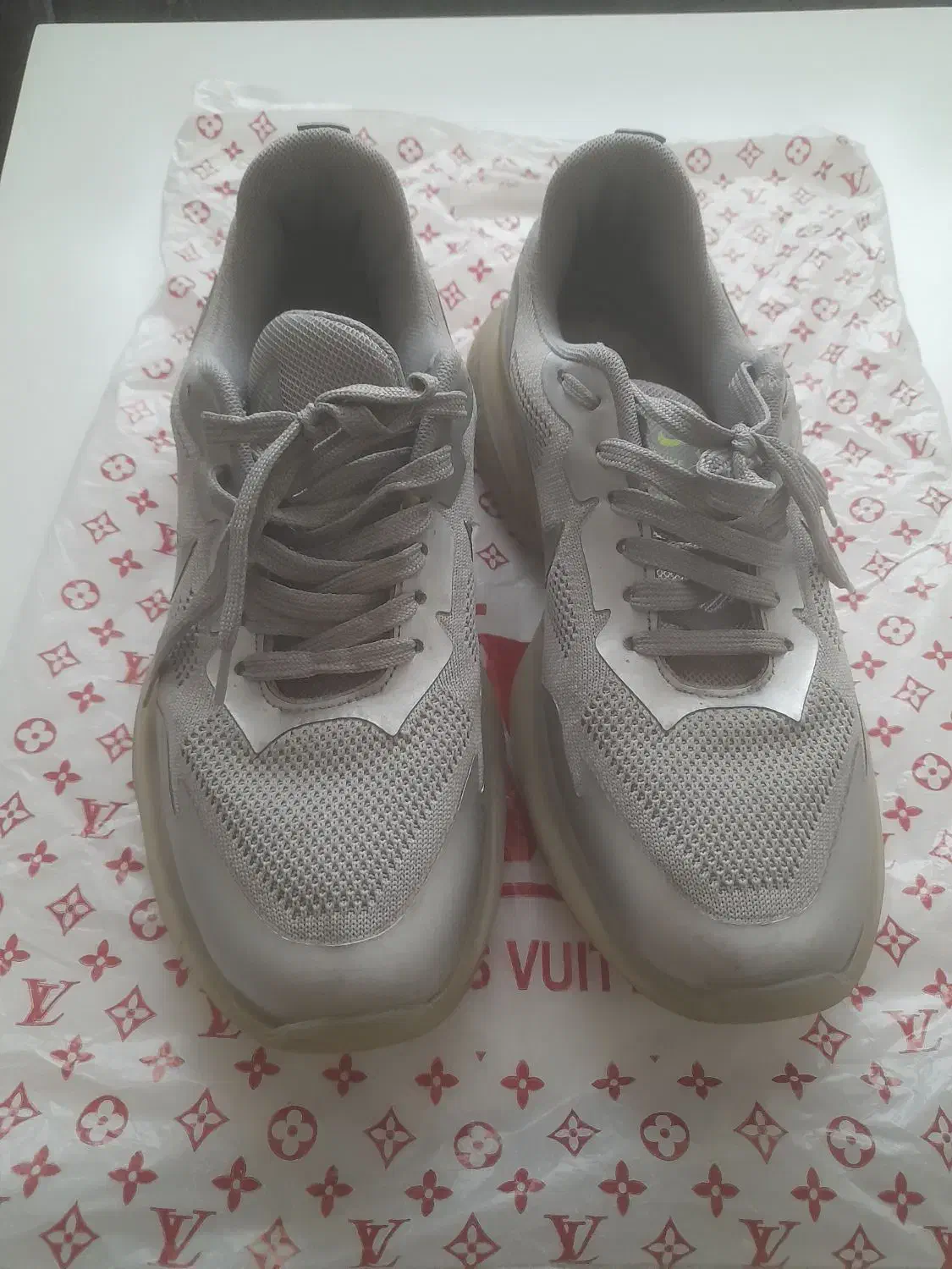 کفش اسپرت|کیف، کفش، کمربند|پرند, فاز ۶|دیوار