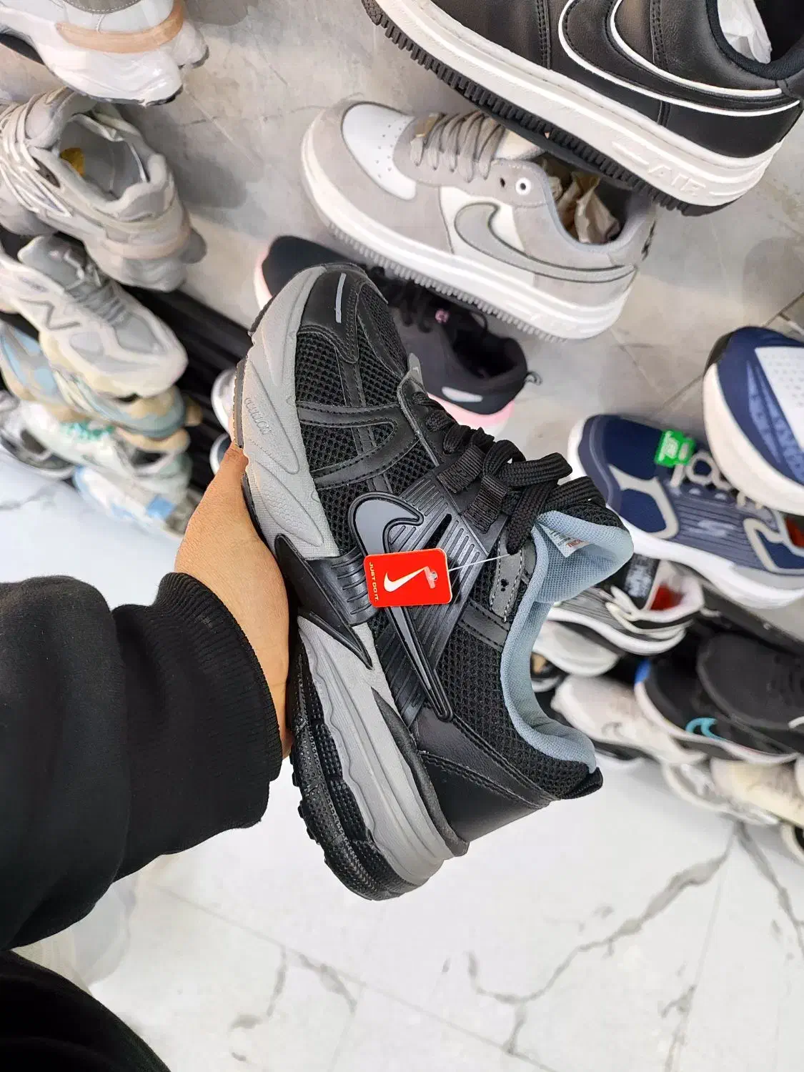 کتونی|کیف، کفش، کمربند|شیراز, لب آب|دیوار