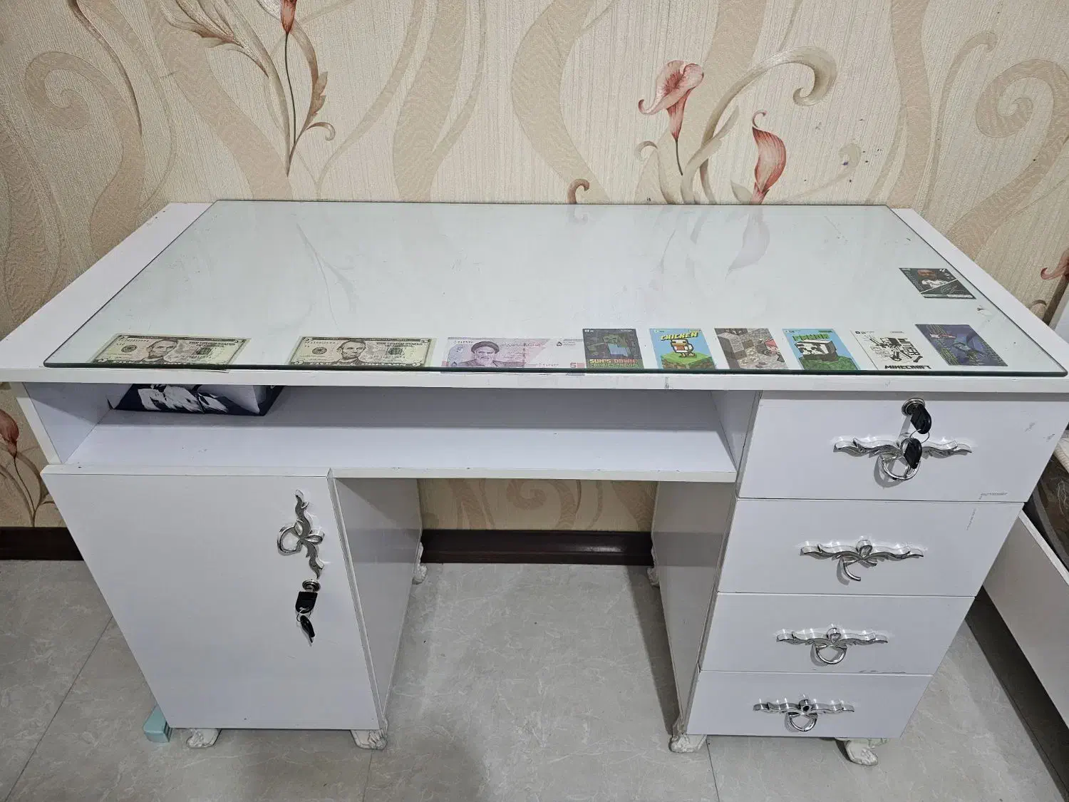 میز مطالعه ‌در حد نو دوتا قفل سالم|میز تحریر و کامپیوتر|شاهین‌شهر, شهرک میلاد|دیوار