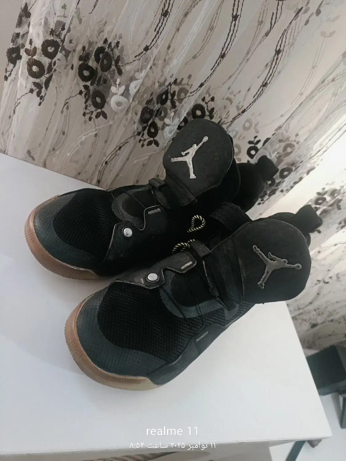 کفش جردن.|کیف، کفش، کمربند|شاهین دژ, |دیوار