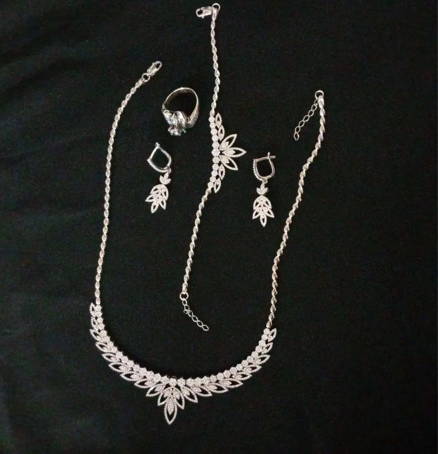 سرویس نقره|جواهرات|مشهد, کوه سنگی|دیوار