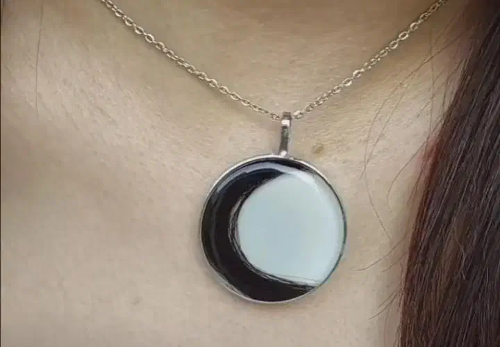 گردنبند یا آویز|بدلیجات|آباده, |دیوار