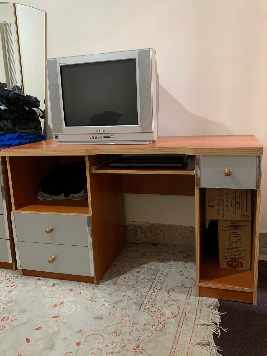 سرویس تخت خواب+میز تحریر+میز کامپیوتر*اینه|میز تحریر و کامپیوتر|محمدشهر, همایون ویلا|دیوار