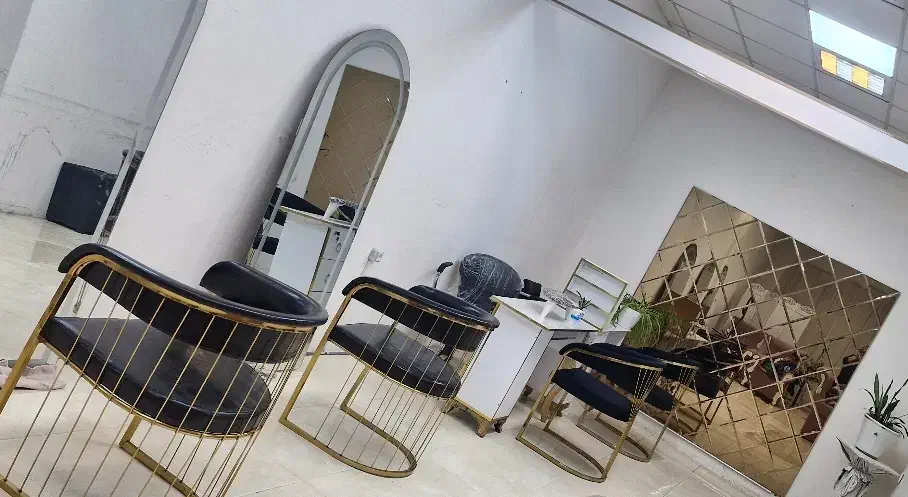 اجاره میز و صندلی در سالن زیبایی|خدمات آرایشگری و زیبایی|بروجرد, |دیوار