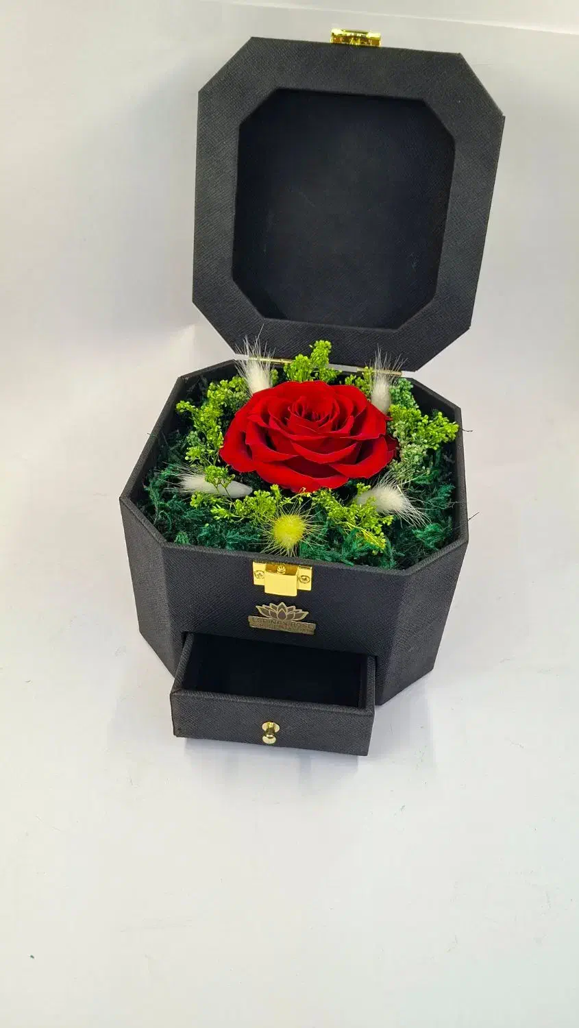باکس گل رز جاودان هشت ضلعی چرمی کادو روز مادر|گل و گیاه طبیعی|تهران, میدان ولیعصر|دیوار