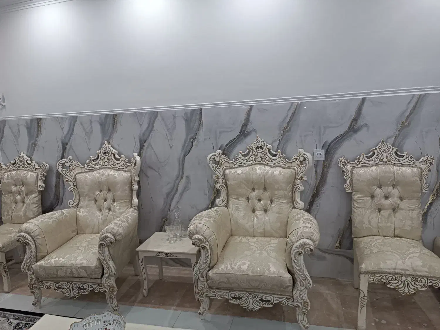 مبل سلطنتی با عسلی سفید|مبلمان خانگی و میز عسلی|قدس, شهرقدس|دیوار