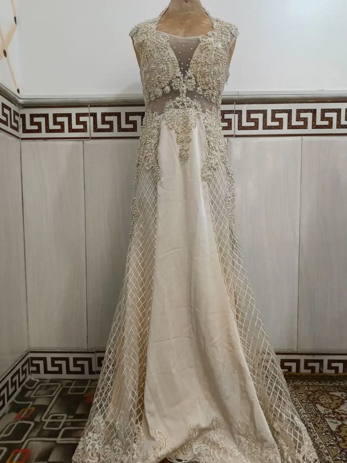 لباس مجلسی|لباس|قم, چهل درخت|دیوار