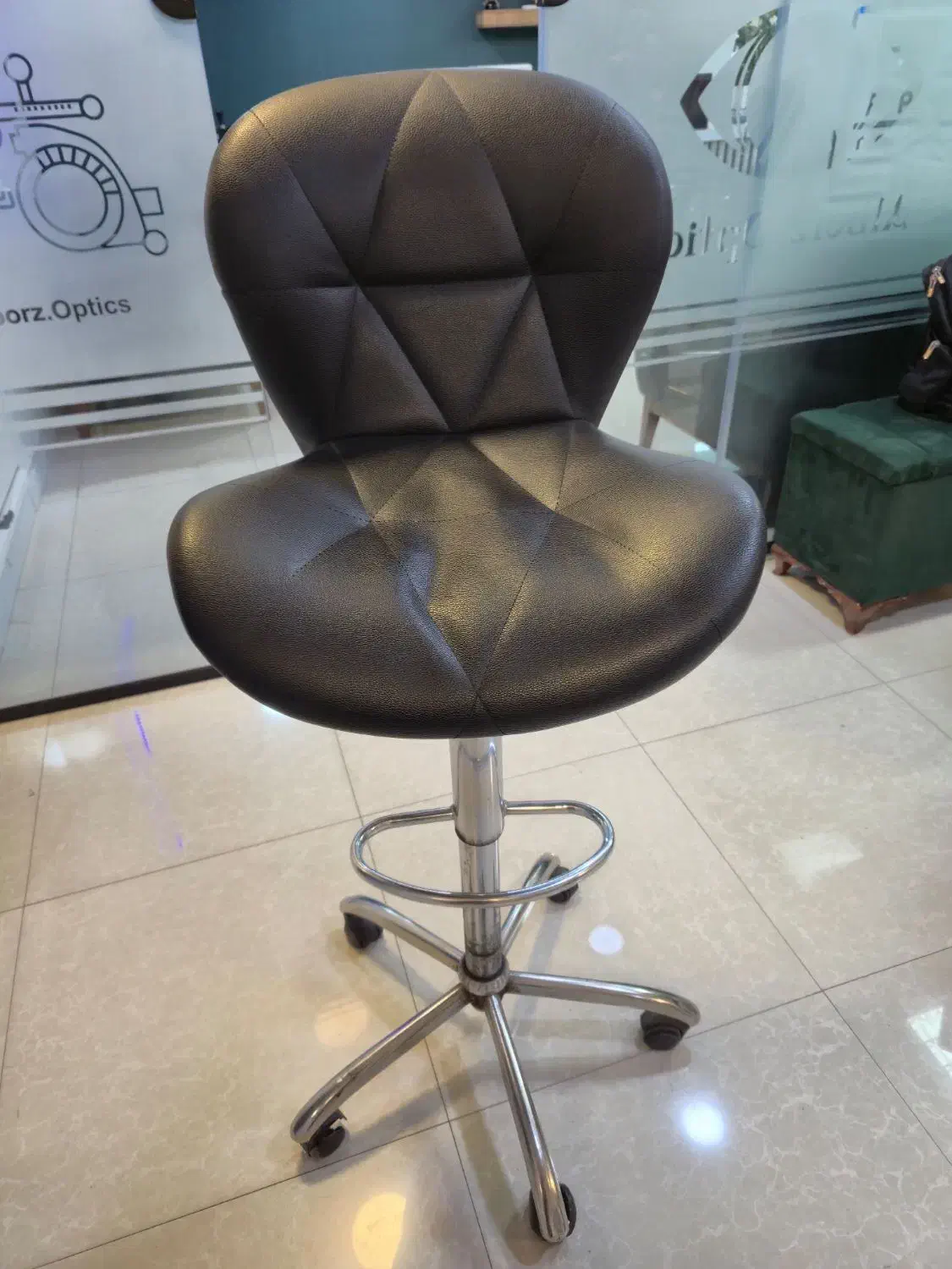 میز، و تعدادی صندلی 5.۰۰۰.۰۰۰|مبلمان اداری|رشت, دیلمان|دیوار