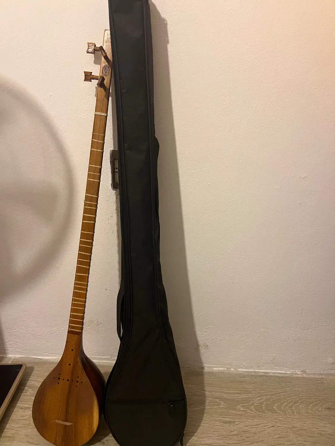 سه تار بهمراه چندکتاب آموزشی|سازهای سنتی|نور, |دیوار