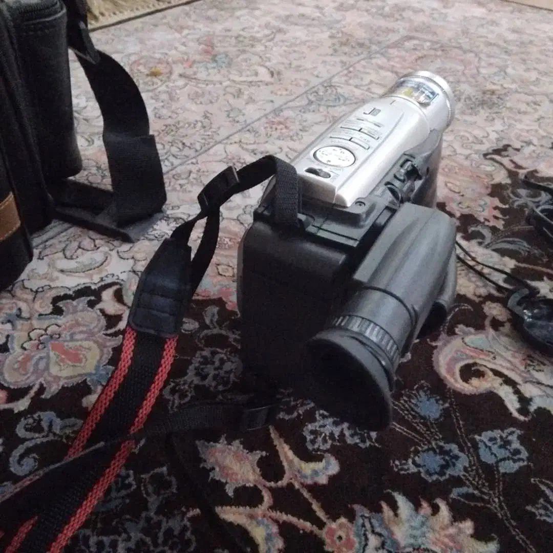 دوربین فیلمبرداری به همراه کیف|دوربین عکاسی و فیلم‌برداری|رشت, معلم|دیوار