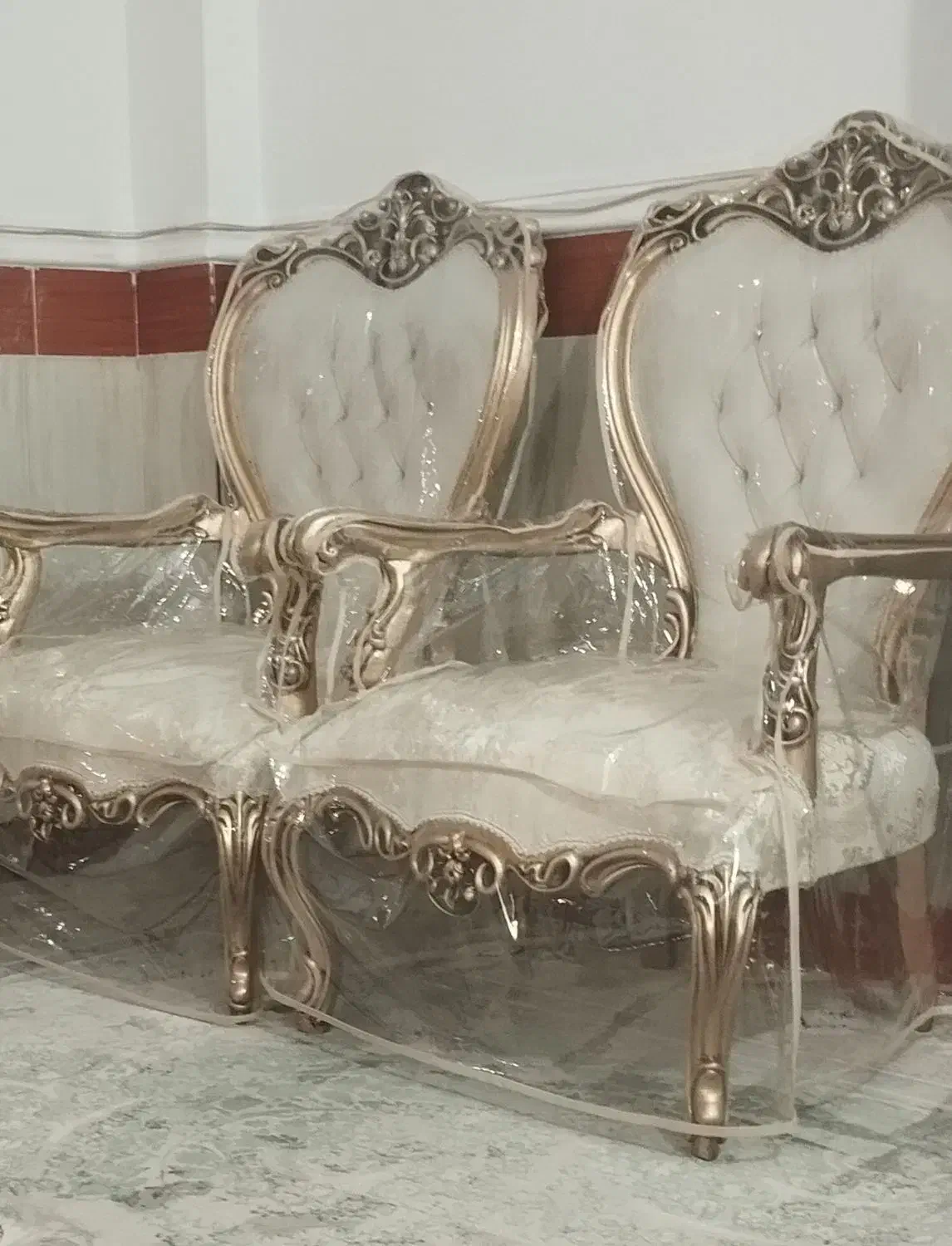 مبلمان سلطنتی جنس بدنه چوب با پارچه درجه یک ترک|مبلمان خانگی و میز عسلی|چابهار, |دیوار