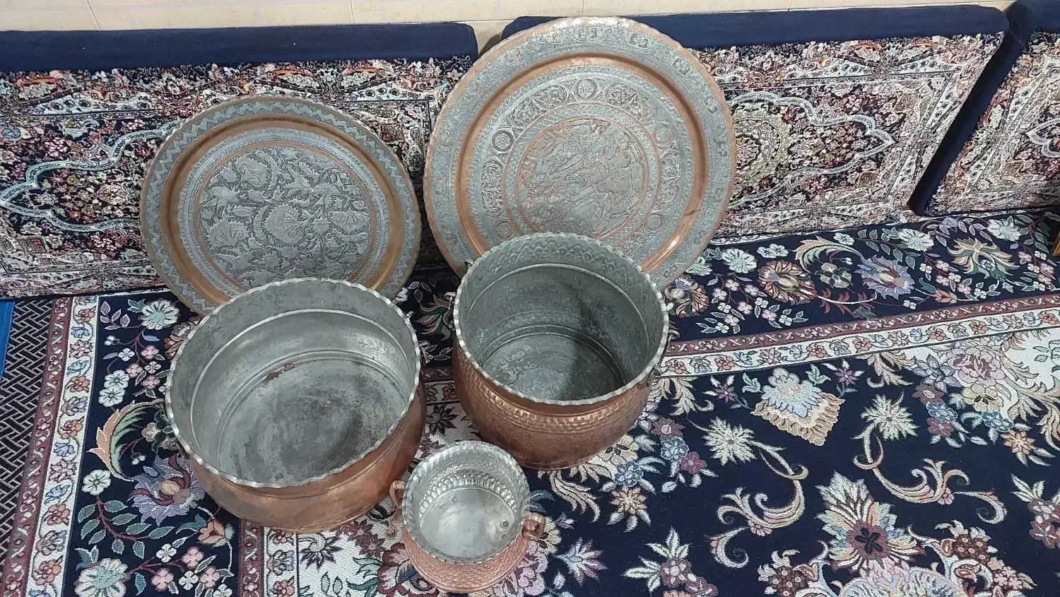 دوعدد کلدون بزرگ  ویک عدد کلدون کوچک  مسی|کلکسیون اشیاء عتیقه|بهارستان, |دیوار
