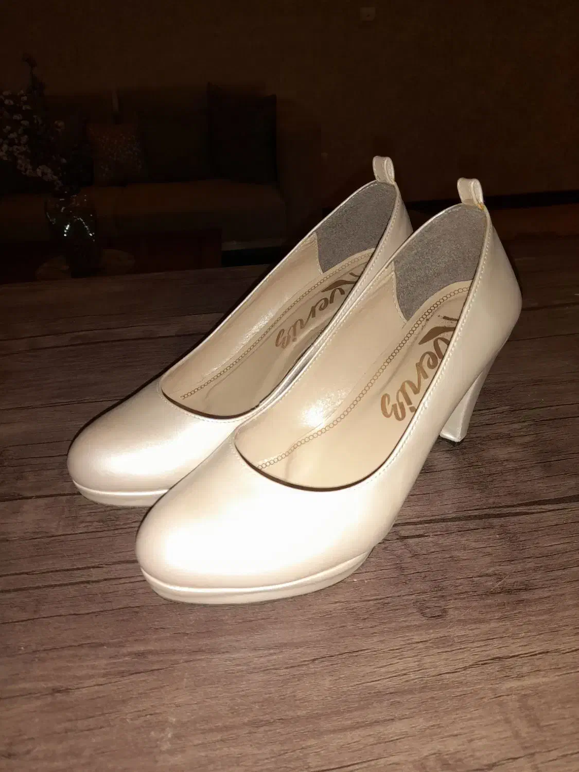 دو جفت کفش سفید و شیری سایز ۴۰|کیف، کفش، کمربند|بهار, |دیوار