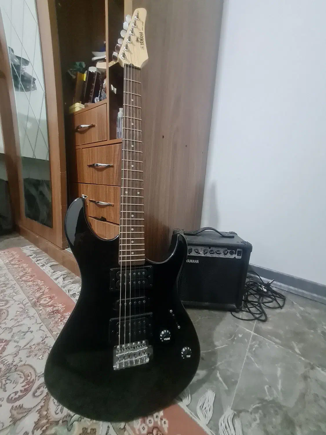 گیتار الکتریک|گیتار، بیس، امپلیفایر|آمل, |دیوار