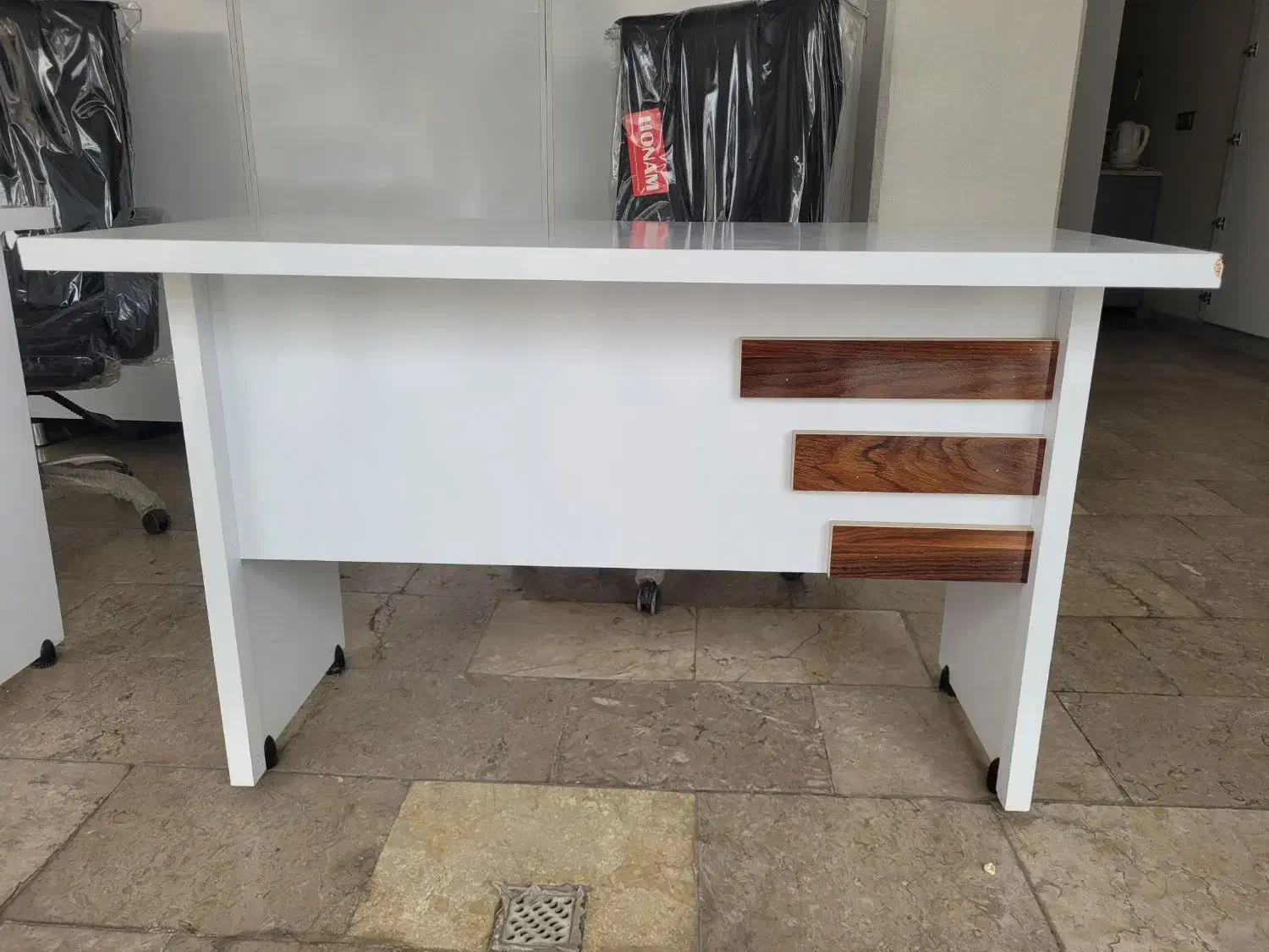 میز اداری سفید دو کشویی|میز تحریر و کامپیوتر|شاهین‌شهر, خانه کارگر|دیوار