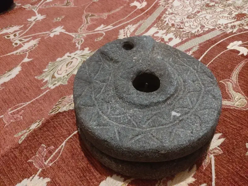 آسیاب دستی قدیمی|کلکسیون اشیاء عتیقه|سنگر, |دیوار