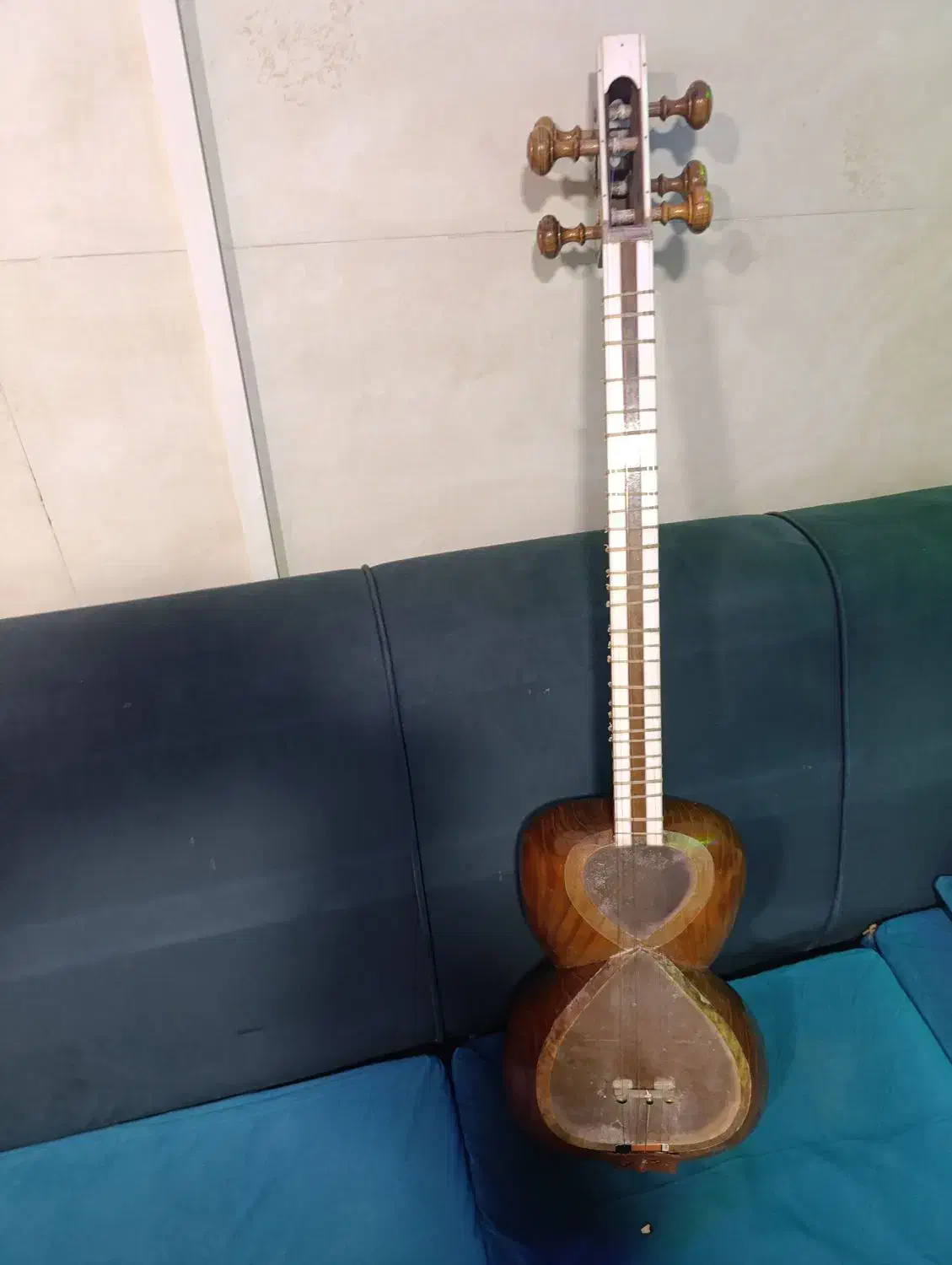 تار محمد کاظمی|سازهای سنتی|قم, زنبیل آباد|دیوار