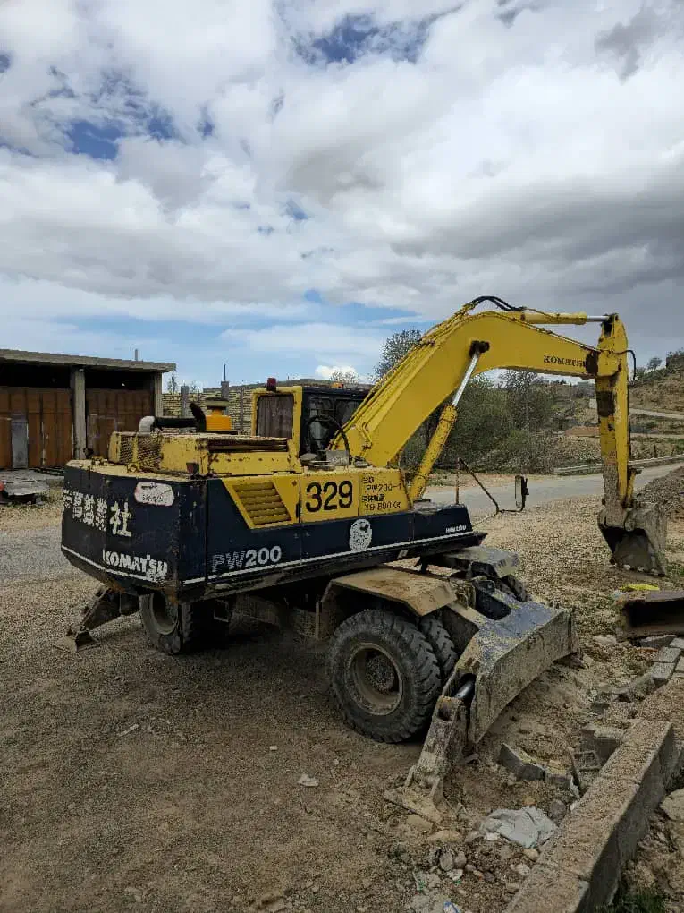 بیل کوماتسو لاستیکی 200|خودرو سنگین|ارژن, |دیوار