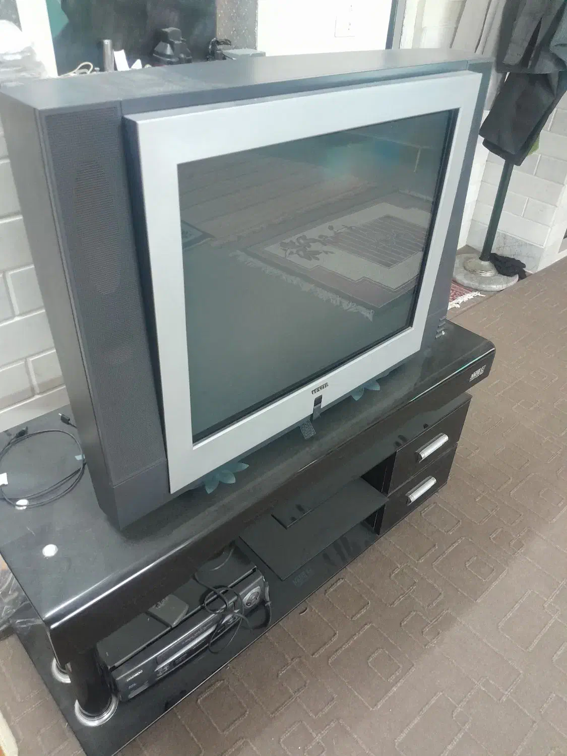 تلویزیون وستل و میز تلویزیون|تلویزیون و پروژکتور|قم, مسجد امام حسن|دیوار