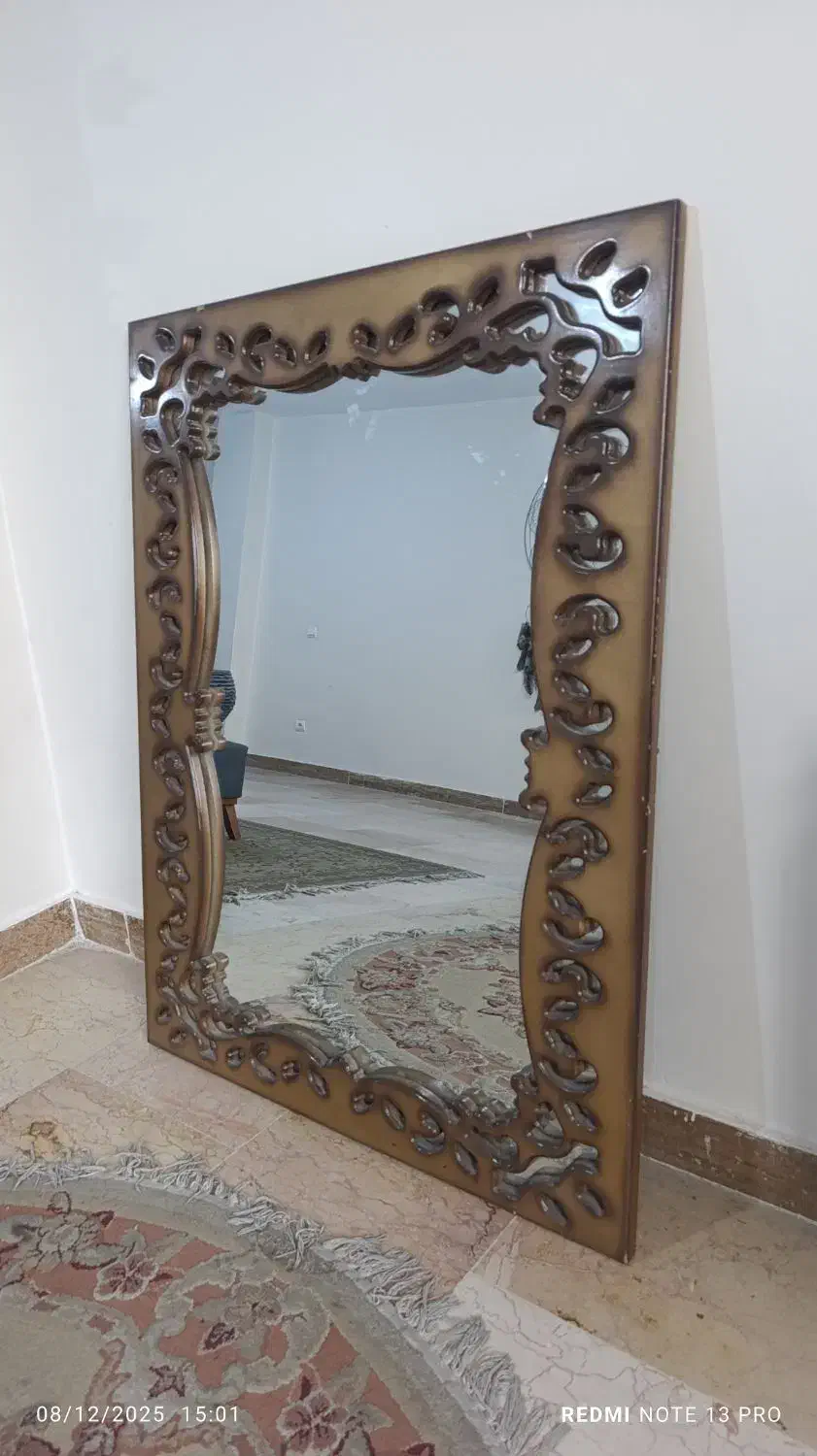 یک عدد اینه قدی با قاب چوبی|آینه|بومهن, |دیوار