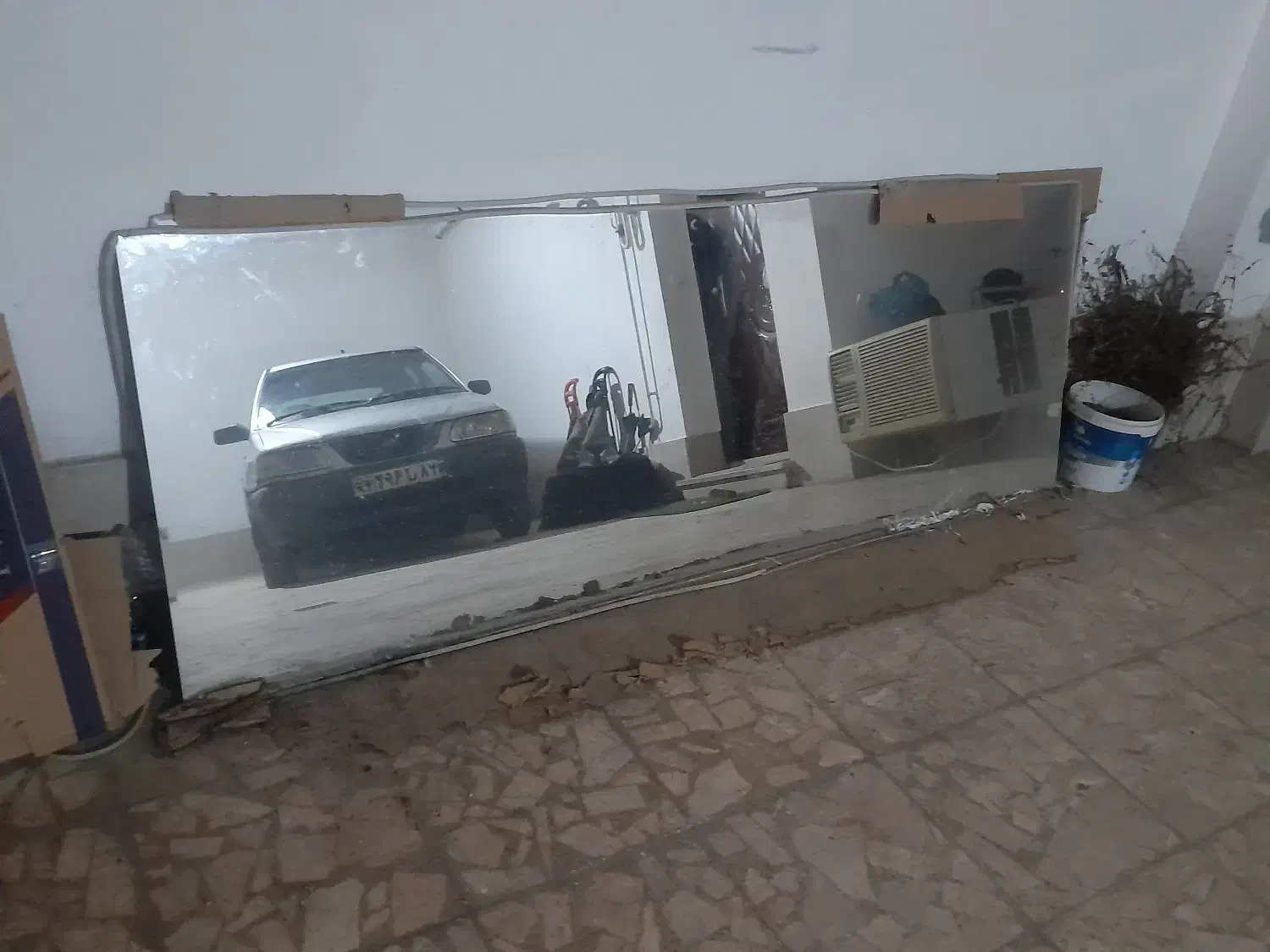 آینه بزرگ|آینه|رشت, پیرکلاچای|دیوار