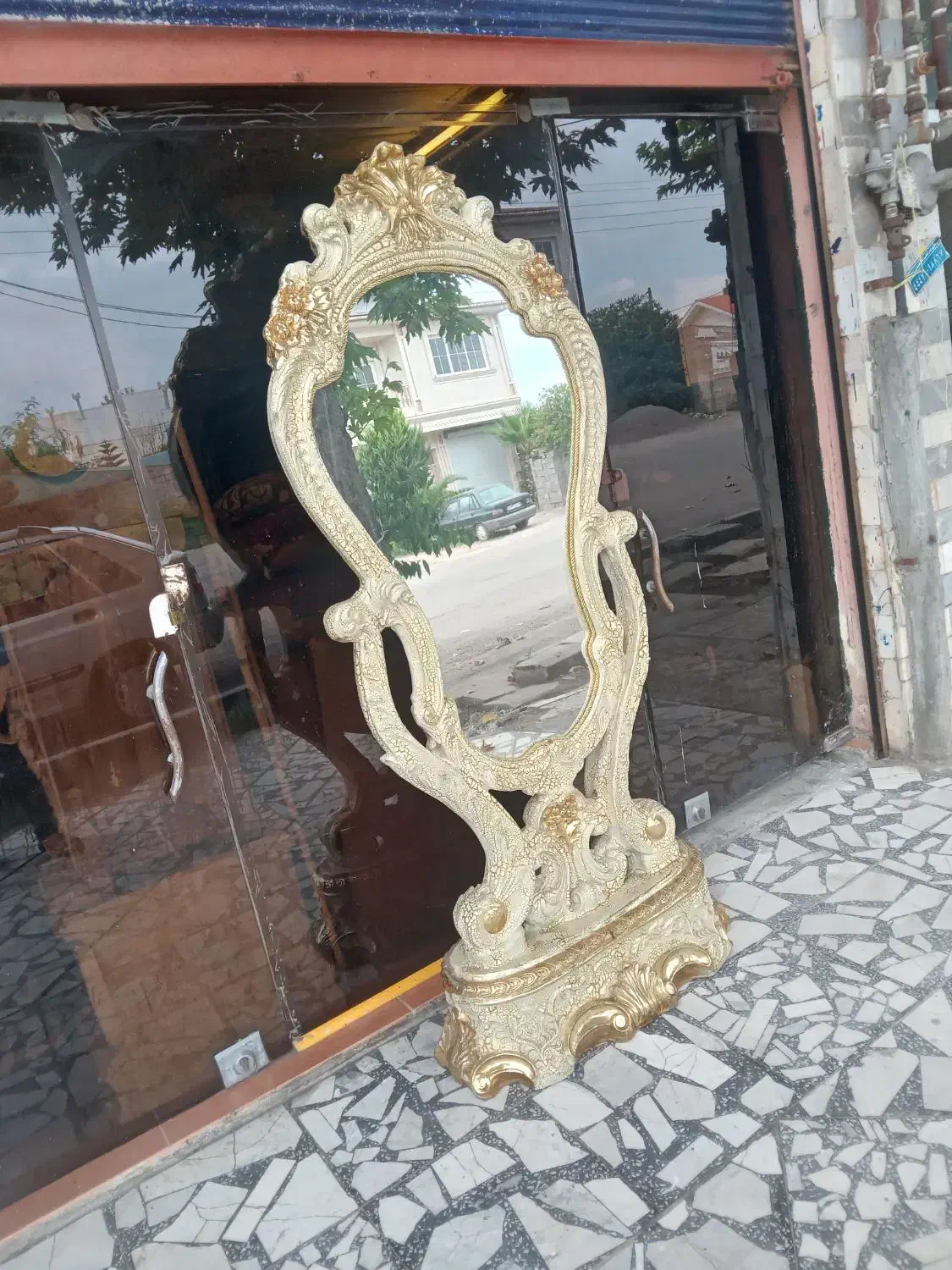 آینه سلطنتی با تحویل|آینه|لاهیجان, مهرگان|دیوار