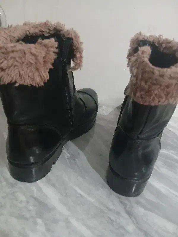 کفش|کیف، کفش، کمربند|شاهین دژ, |دیوار