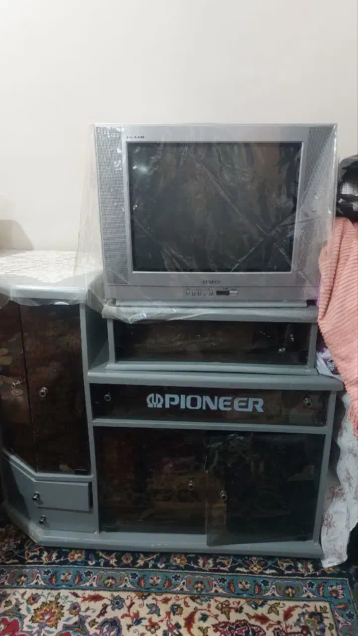 فروش یکدستگاه تلویزیون سامسونگ ومیز زیرش|تلویزیون و پروژکتور|اصفهان, درب کوشک|دیوار