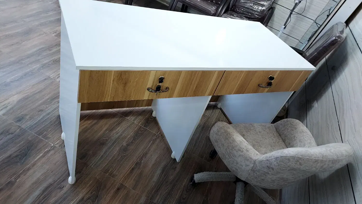 میز تحریر یا آرایشگاهی|میز تحریر و کامپیوتر|شوط, |دیوار