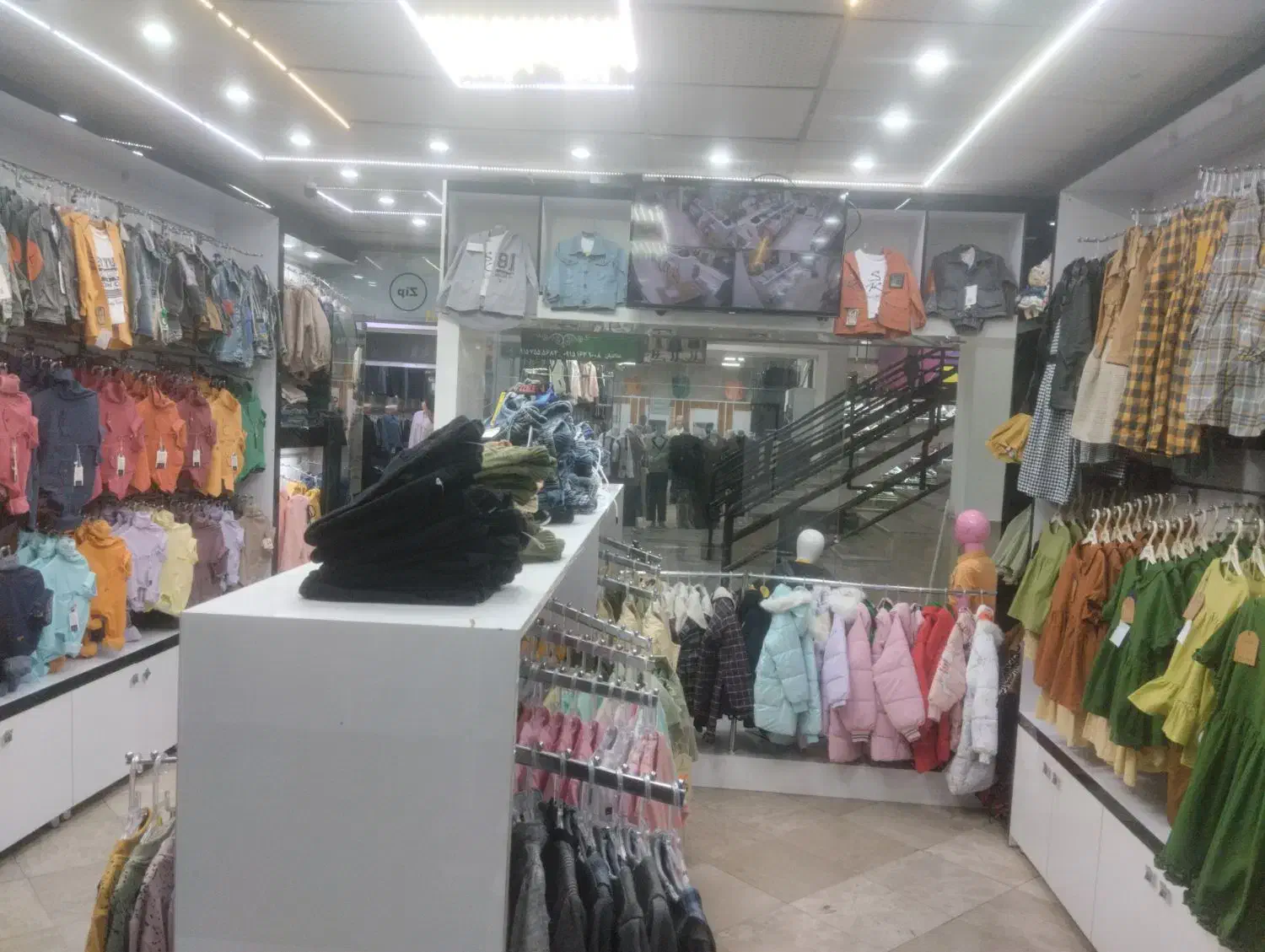 واگذاری مغازه پوشاک بچه گانه شماره تماس|کفش و لباس بچه|بیرجند, |دیوار