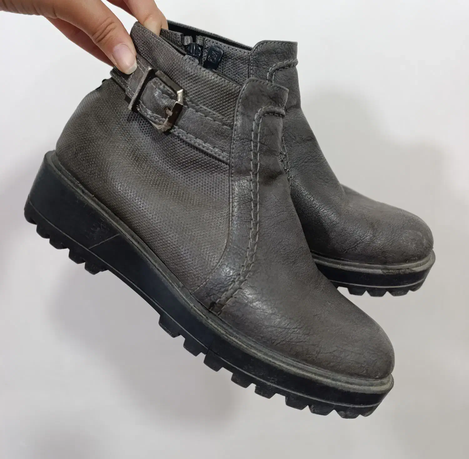 کفش|کیف، کفش، کمربند|گنبد کاووس, |دیوار